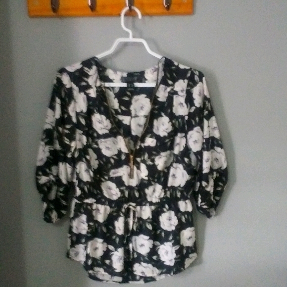 Pretty floral top. - Picture 1 of 1